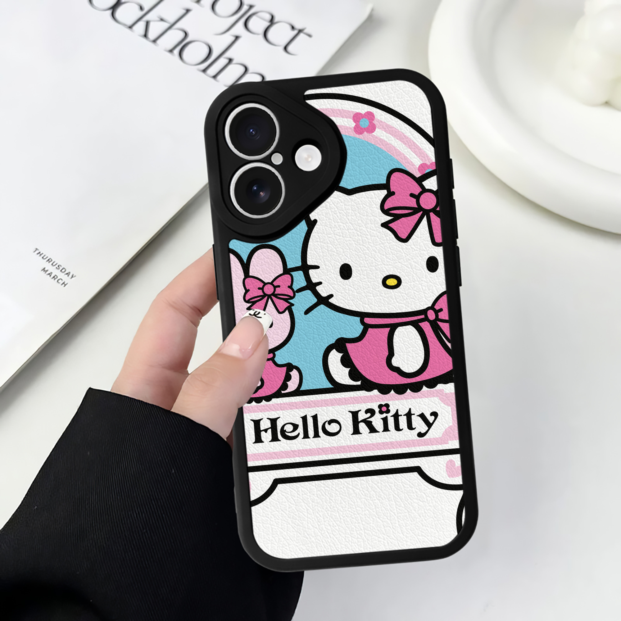 （画像用） Hello Kitty ハローキティ 【iPhone 16シリーズ対応】シリコンスマホケース（レザー調） 材質：シリコン